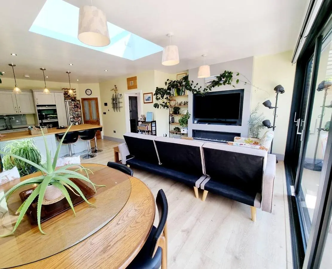 Cosy Family Haven: Spacious 3-Bedroom Retreat In Christchurch Bournemouth