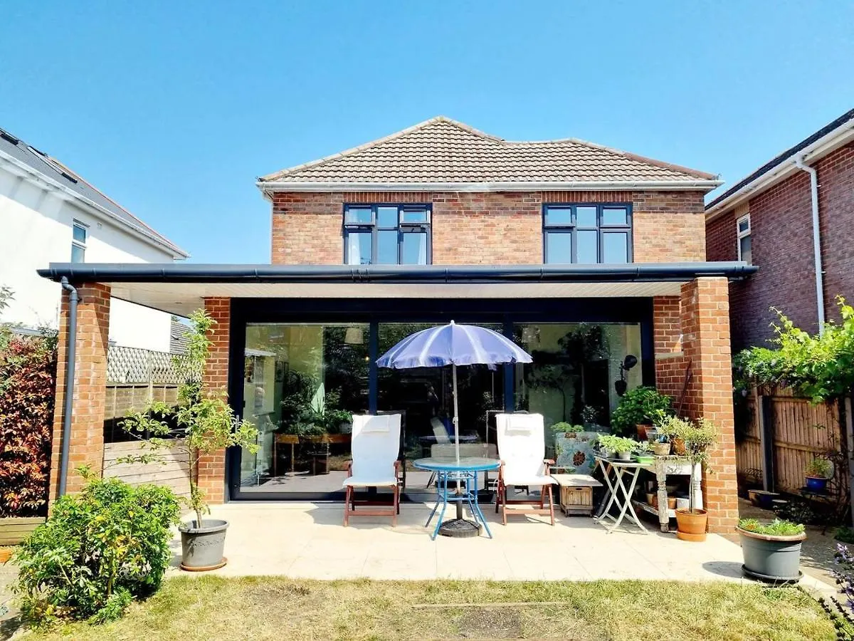 Holiday home Cosy Family Haven: Spacious 3-Bedroom Retreat In Christchurch Bournemouth