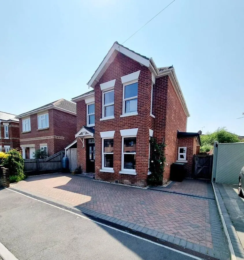 Cosy Family Haven: Spacious 3-Bedroom Retreat In Christchurch Bournemouth 0*,