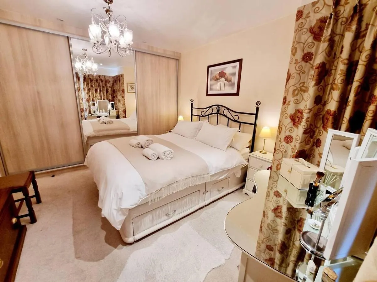 Cosy Family Haven: Spacious 3-Bedroom Retreat In Christchurch Bournemouth Holiday home