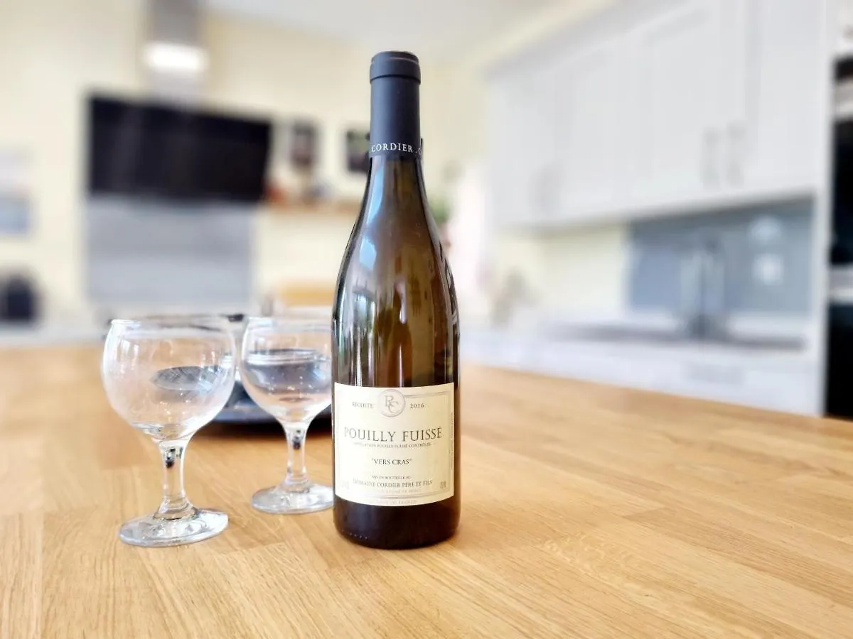 Cosy Family Haven: Spacious 3-Bedroom Retreat In Christchurch Bournemouth 0*,  United Kingdom