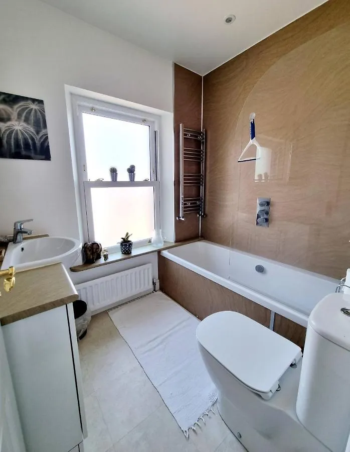 Cosy Family Haven: Spacious 3-Bedroom Retreat In Christchurch Bournemouth Holiday home